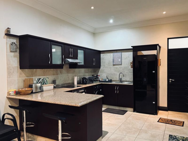 2 bedroom apartment 1 bathroom apartment for sale in westbrook with sea views - Photo 2