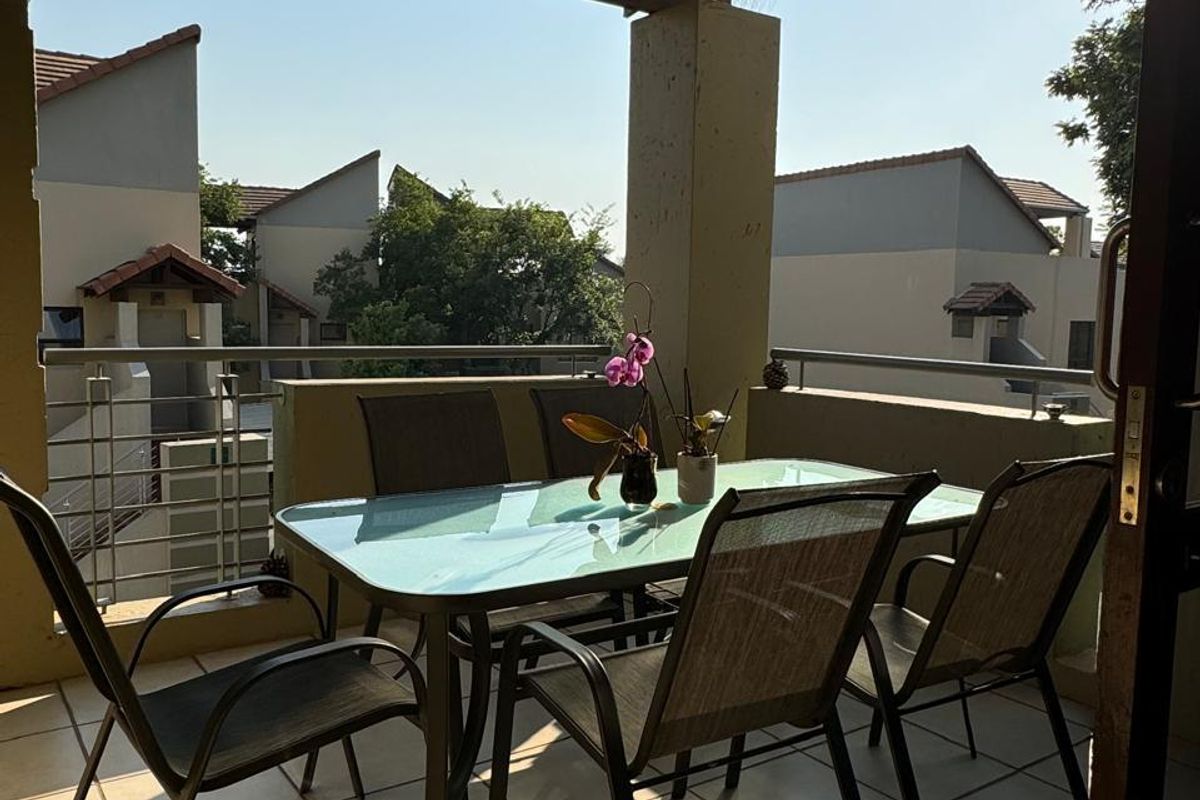 2 Bedroom Upmarket Apartment for sale in Fourways - Photo 4