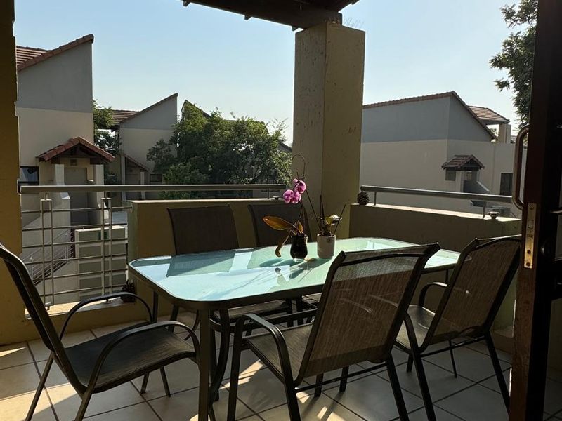2 Bedroom Upmarket Apartment for sale in Fourways - Photo 4