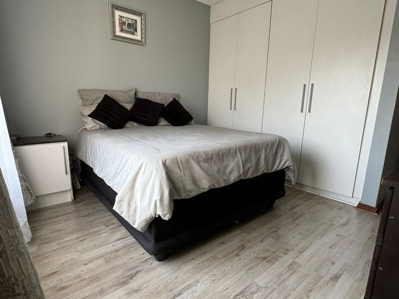 2 Bedroom Upmarket Apartment for sale in Fourways - Photo 10