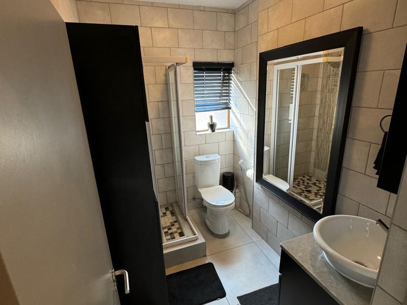 2 Bedroom Upmarket Apartment for sale in Fourways - Photo 9