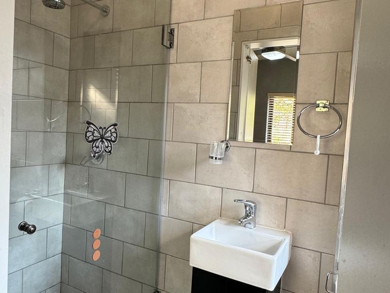 2 Bedroom Upmarket Apartment for sale in Fourways - Photo 7