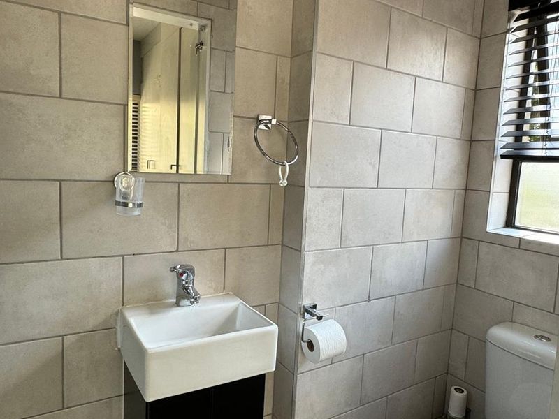 2 Bedroom Upmarket Apartment for sale in Fourways - Photo 6