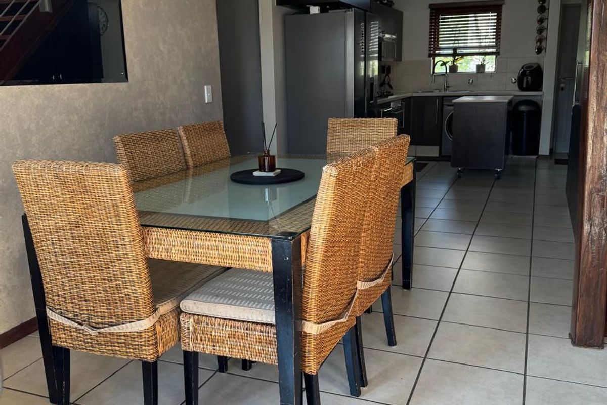 2 Bedroom Upmarket Apartment for sale in Fourways - Photo 3