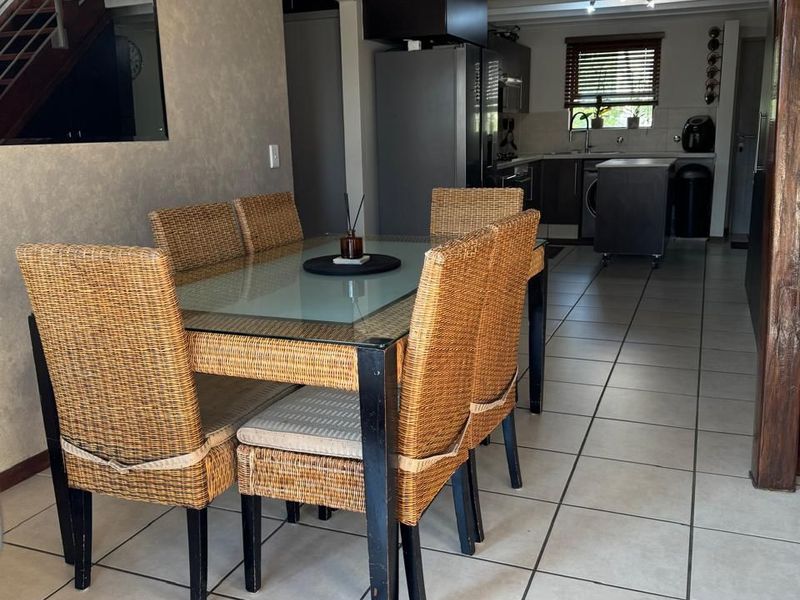 2 Bedroom Upmarket Apartment for sale in Fourways - Photo 3