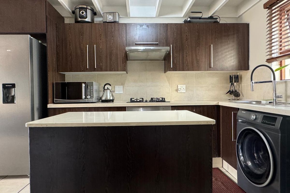 2 Bedroom Upmarket Apartment for sale in Fourways - Photo 2