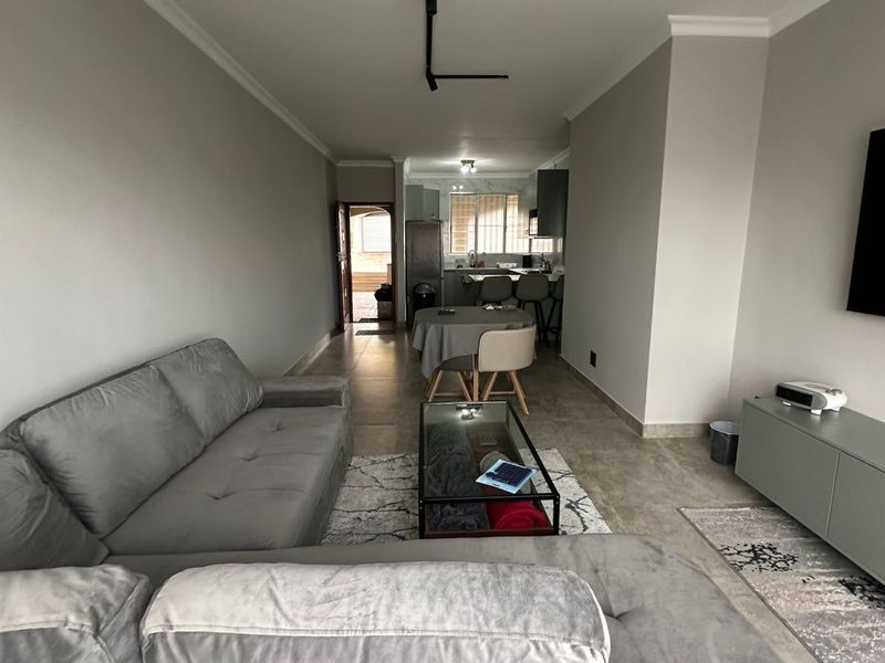 Spacious 2 Bedroom Apartment - Photo 2