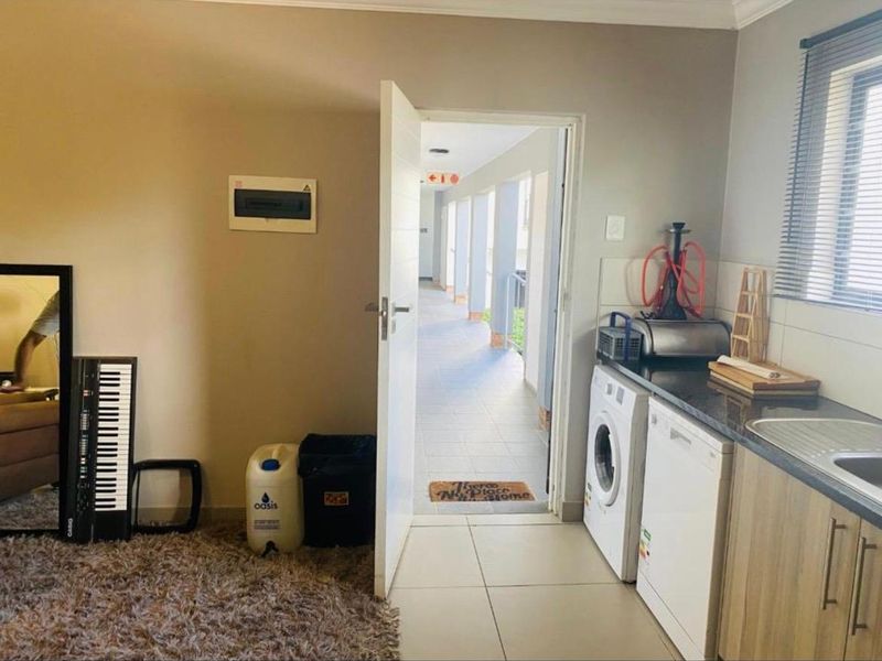 2 Bedroom to rent in Chartwell Fourways - Photo 8