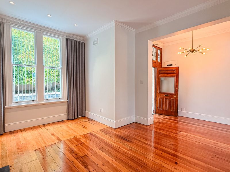 The Most Comfortable, Character-Filled Home to Rent in the Heart of Three Anchor Bay Cape Town! - Photo 4