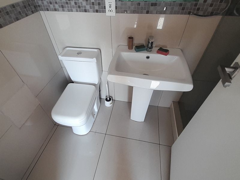 Modern 2-Bed, 2-Bath Apartment with Secure Parking — Move-In Ready! - Photo 9