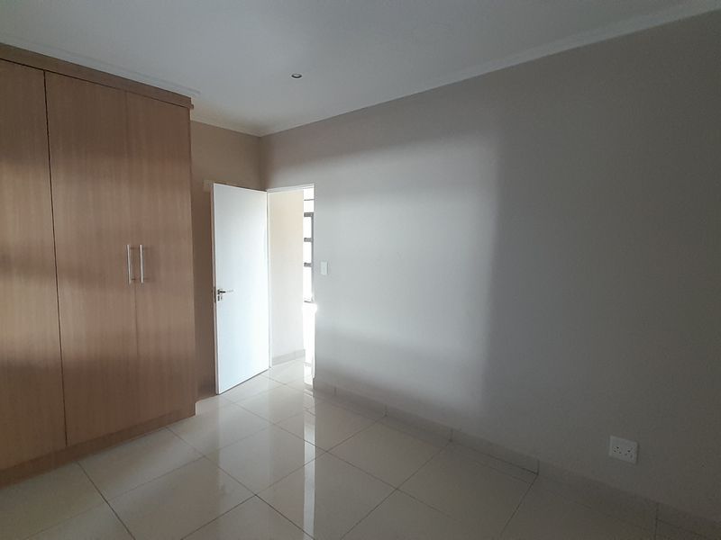 Modern 2-Bed, 2-Bath Apartment with Secure Parking — Move-In Ready! - Photo 6