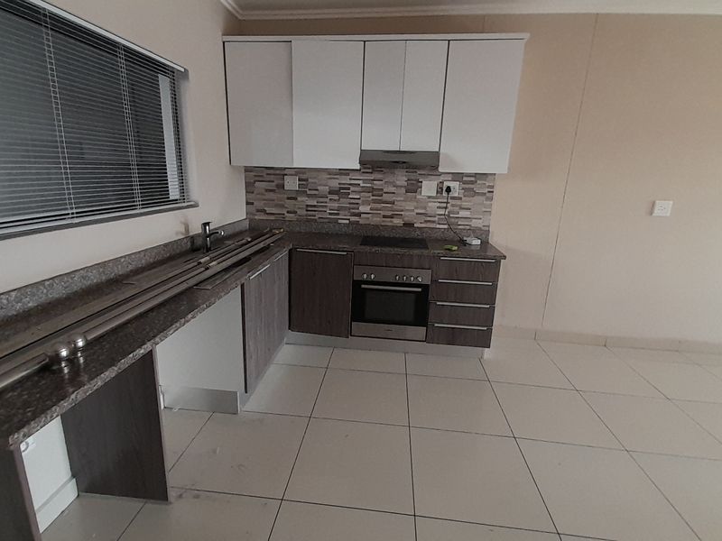 Modern 2-Bed, 2-Bath Apartment with Secure Parking — Move-In Ready! - Photo 2