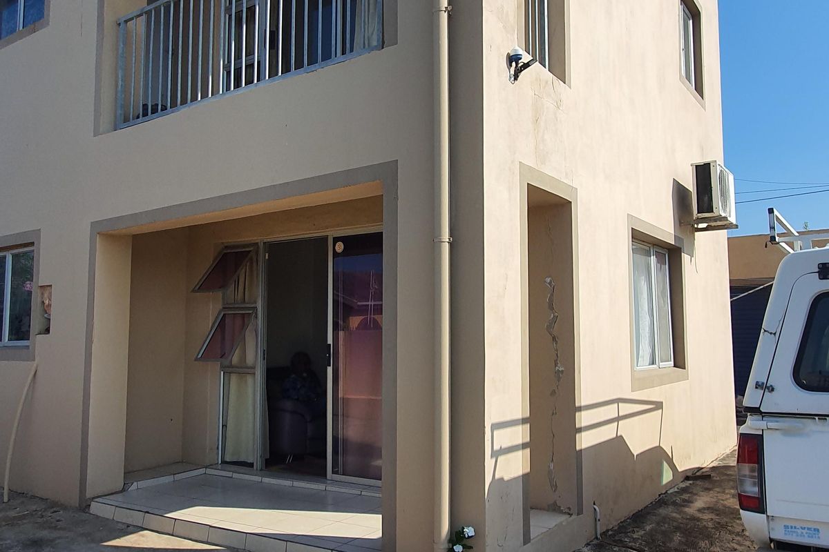 Freestanding four bedroom home  with double garage in Woodview for Sale - Photo 2