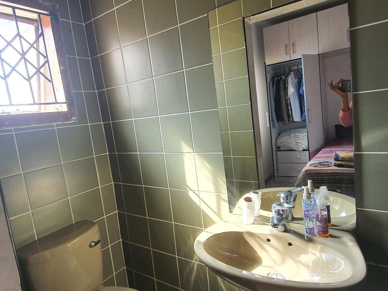 Freestanding four bedroom home  with double garage in Woodview for Sale - Photo 8