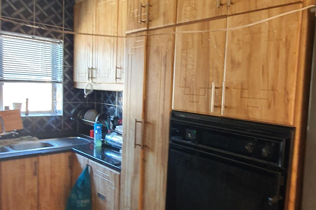 Freestanding four bedroom home  with double garage in Woodview for Sale - Photo 4