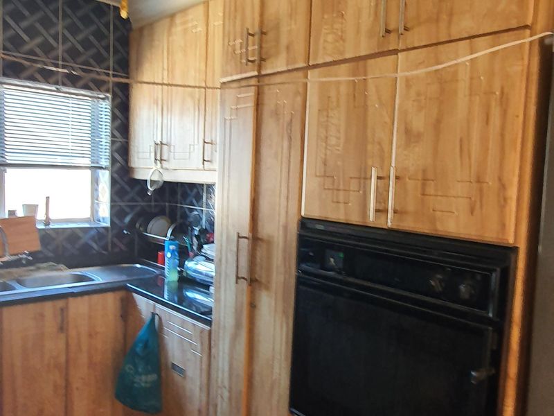 Freestanding four bedroom home  with double garage in Woodview for Sale - Photo 4