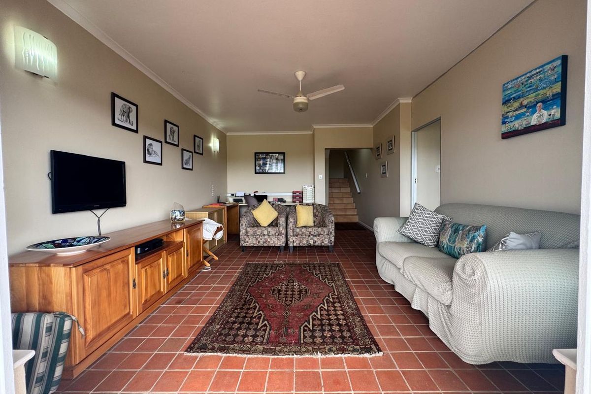 Spacious 4-Bedroom Townhouse For sale. - Photo 2