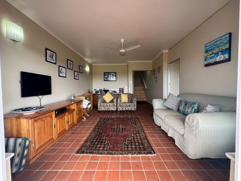 Spacious 4-Bedroom Townhouse For sale. - Photo 2