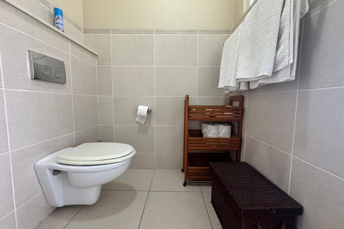 Spacious 4-Bedroom Townhouse For sale. - Photo 4