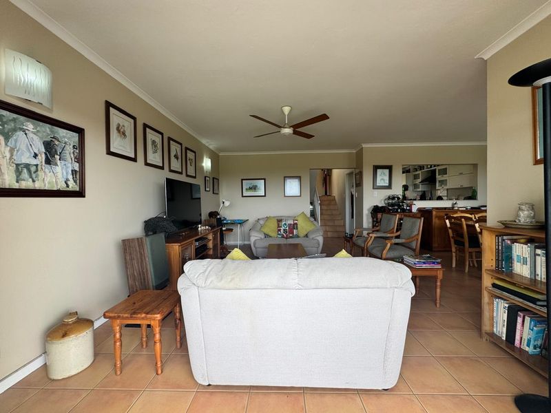 Spacious 4-Bedroom Townhouse For sale. - Photo 8