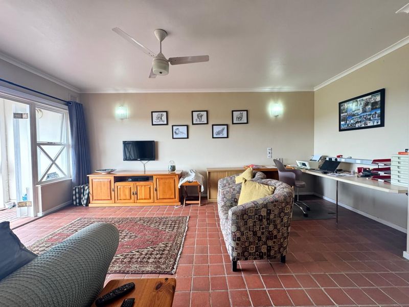 Spacious 4-Bedroom Townhouse For sale. - Photo 6