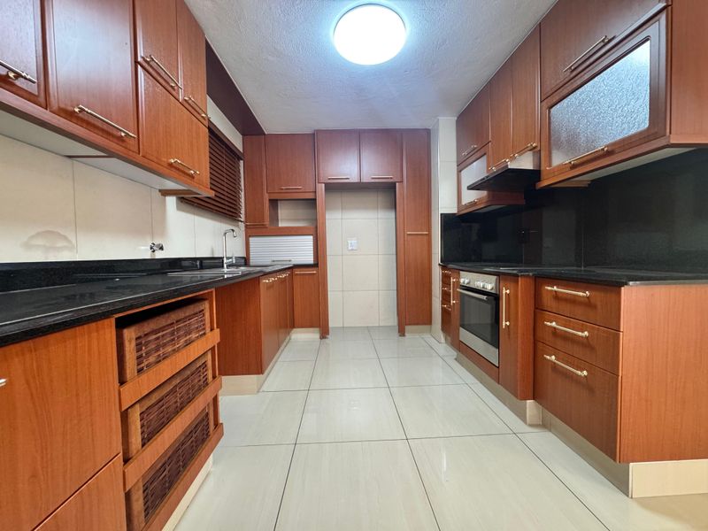 Spacious 3-Bedroom Apartment For Sale. - Photo 3