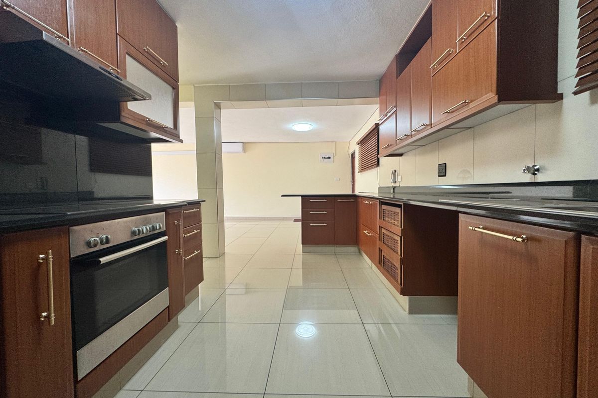 Spacious 3-Bedroom Apartment For Sale. - Photo 4