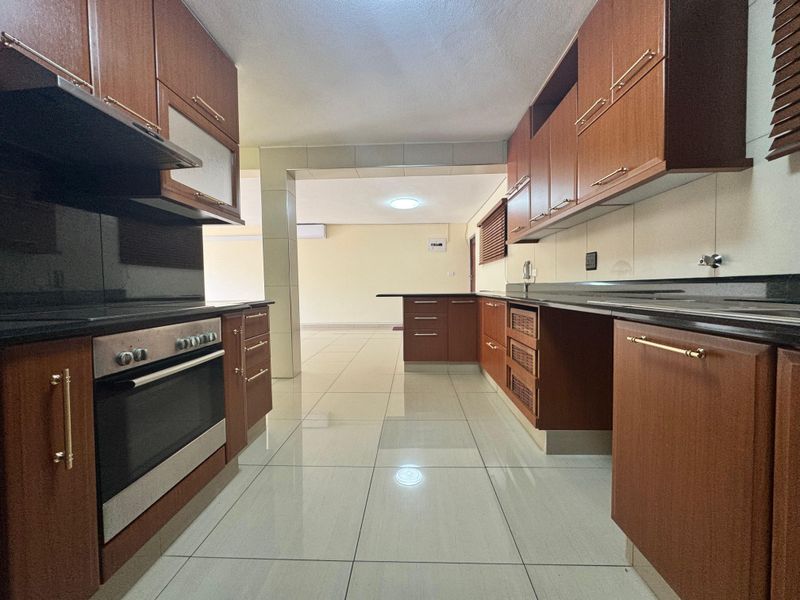 Spacious 3-Bedroom Apartment For Sale. - Photo 4