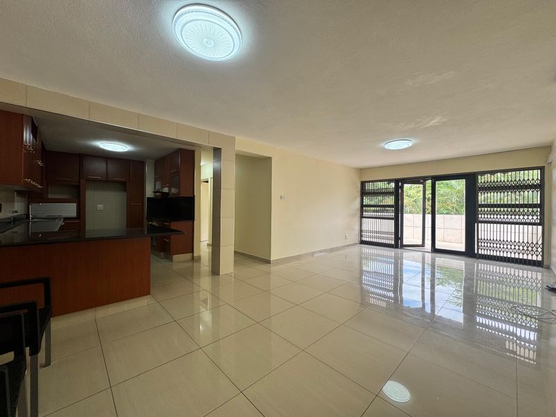 Spacious 3-Bedroom Apartment For Sale. - Photo 2