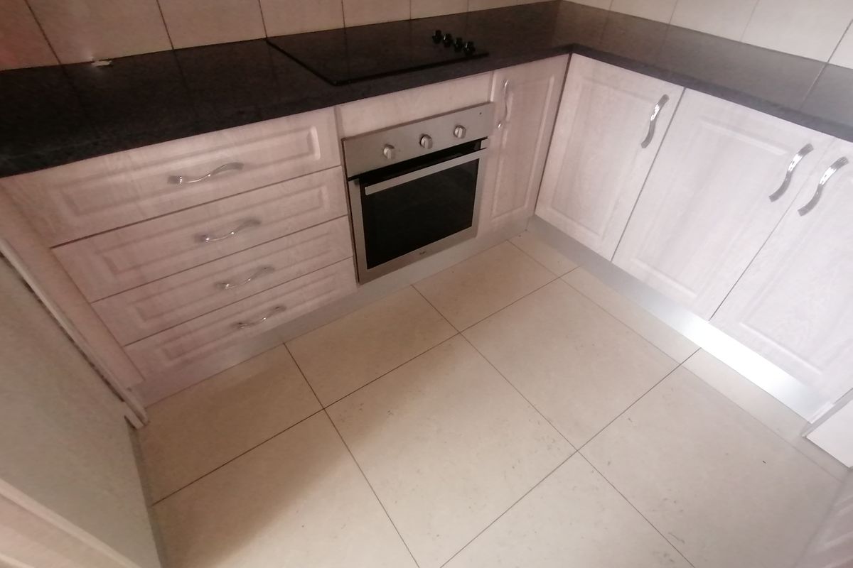 3 Bedroom 2 Bathroom Apartment With Sea Views  To Let - Photo 4