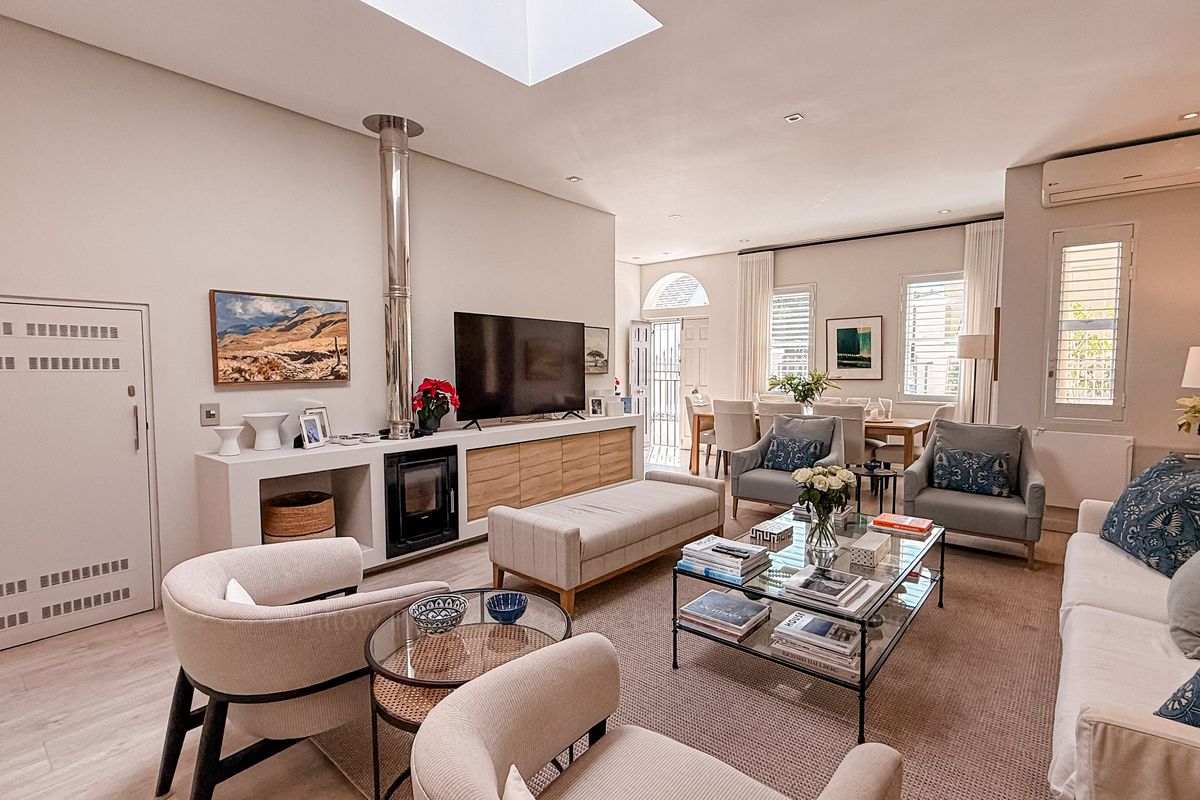 Ultra-Stylish Fully Furnished 2-Bedroom Home in Sought-After Green Point - Photo 4