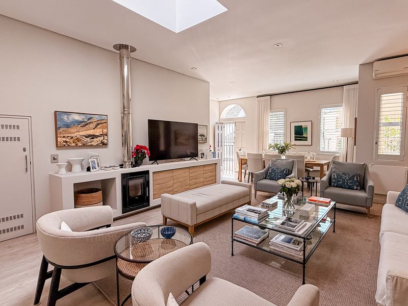 Ultra-Stylish Fully Furnished 2-Bedroom Home in Sought-After Green Point - Photo 4