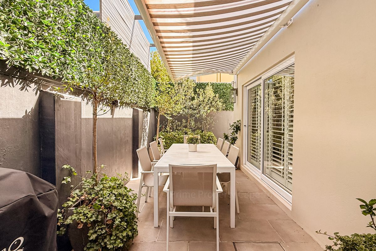 Ultra-Stylish Fully Furnished 2-Bedroom Home in Sought-After Green Point - Photo 3