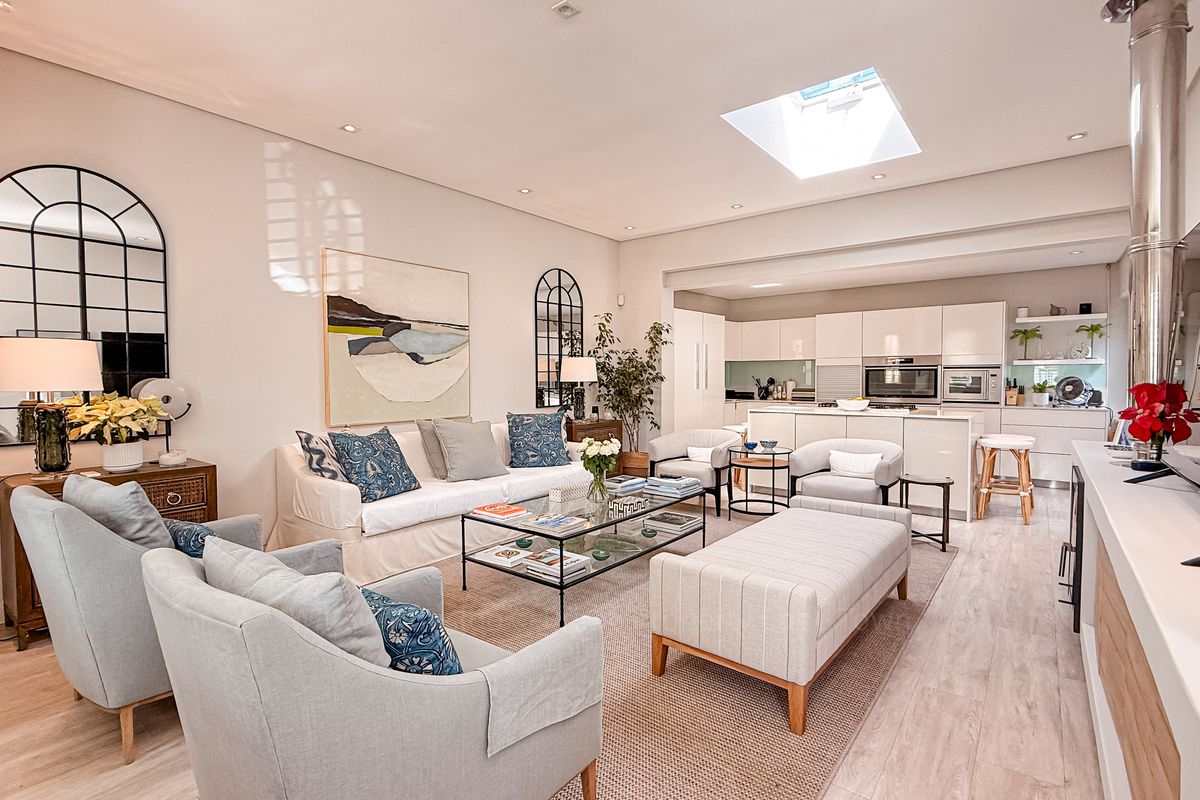 Ultra-Stylish Fully Furnished 2-Bedroom Home in Sought-After Green Point - Photo 2