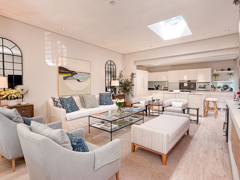 Ultra-Stylish Fully Furnished 2-Bedroom Home in Sought-After Green Point - Photo 2