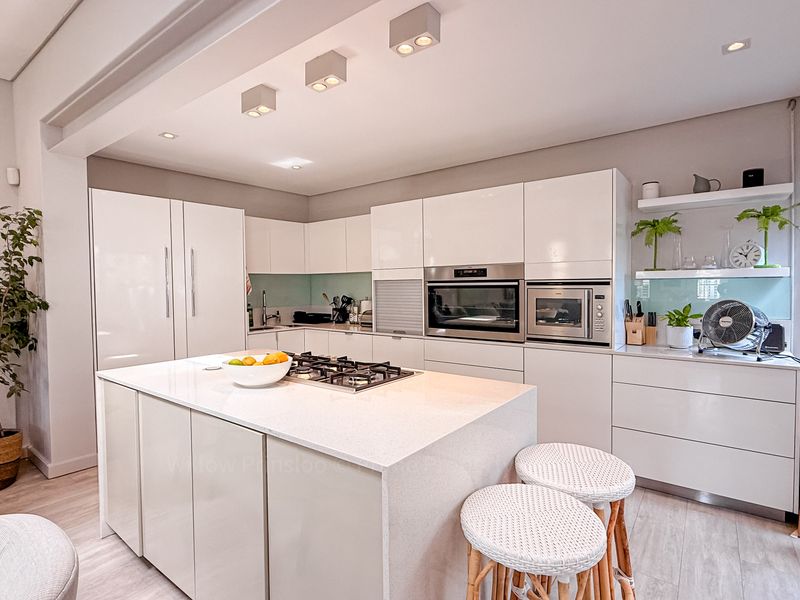 Ultra-Stylish Fully Furnished 2-Bedroom Home in Sought-After Green Point - Photo 10