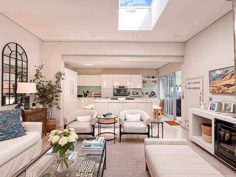 Ultra-Stylish Fully Furnished 2-Bedroom Home in Sought-After Green Point - Photo 8