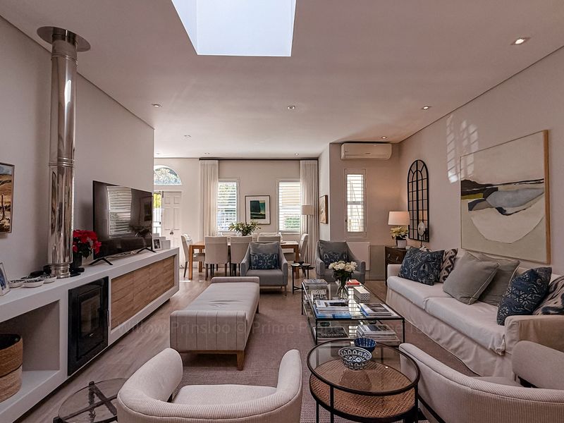 Ultra-Stylish Fully Furnished 2-Bedroom Home in Sought-After Green Point - Photo 7