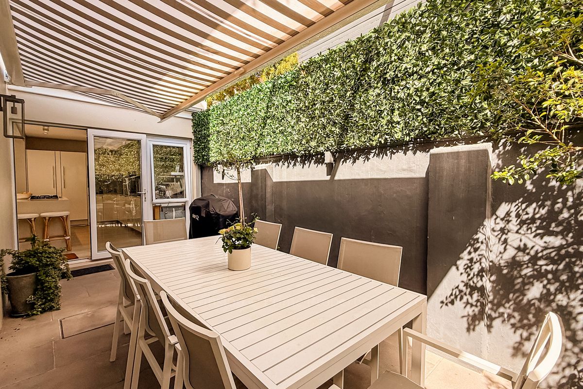 Ultra-Stylish Fully Furnished 2-Bedroom Home in Sought-After Green Point - Photo 5
