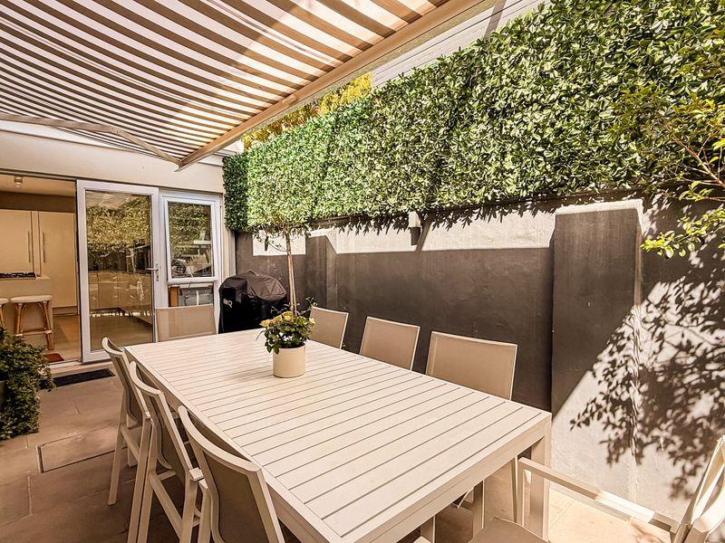Ultra-Stylish Fully Furnished 2-Bedroom Home in Sought-After Green Point - Photo 5