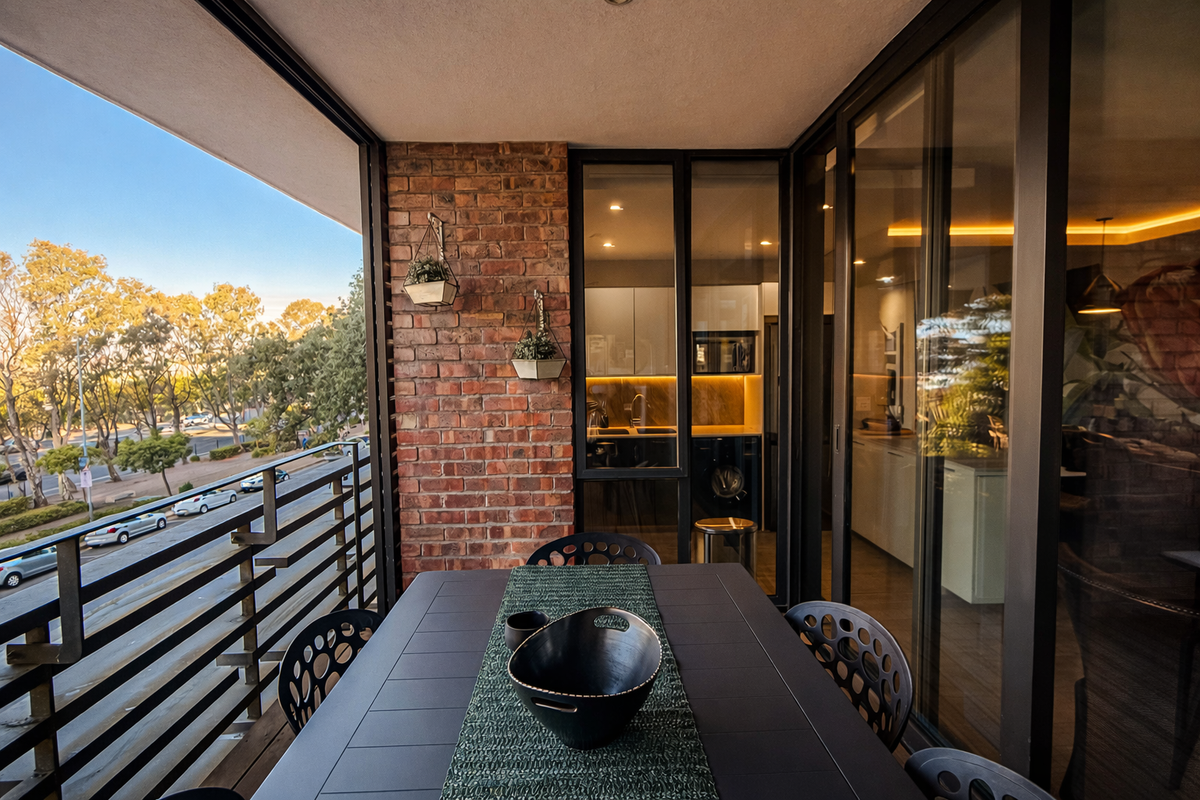 Super-Stylish Fully Furnished 2-Bedroom Home in Sought-After Green Point. - Photo 2