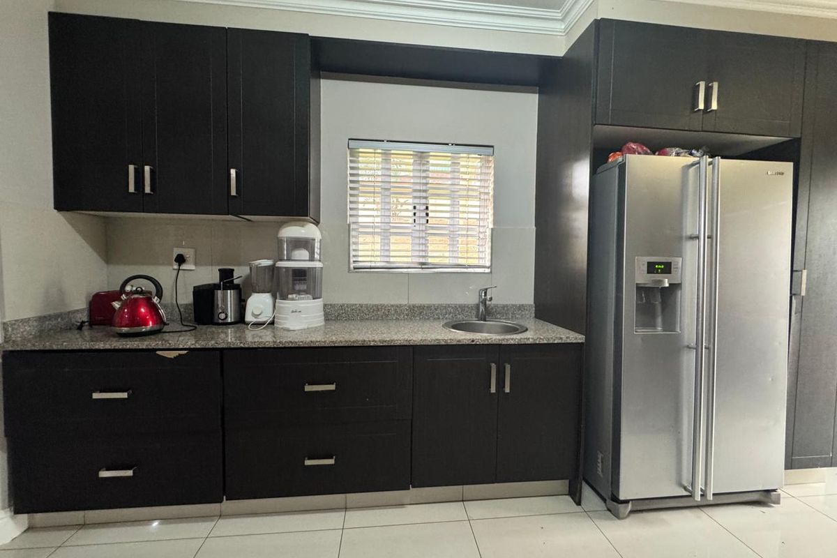 Spacious 3-Bedroom Home For Sale In Edgemount Estate. - Photo 2