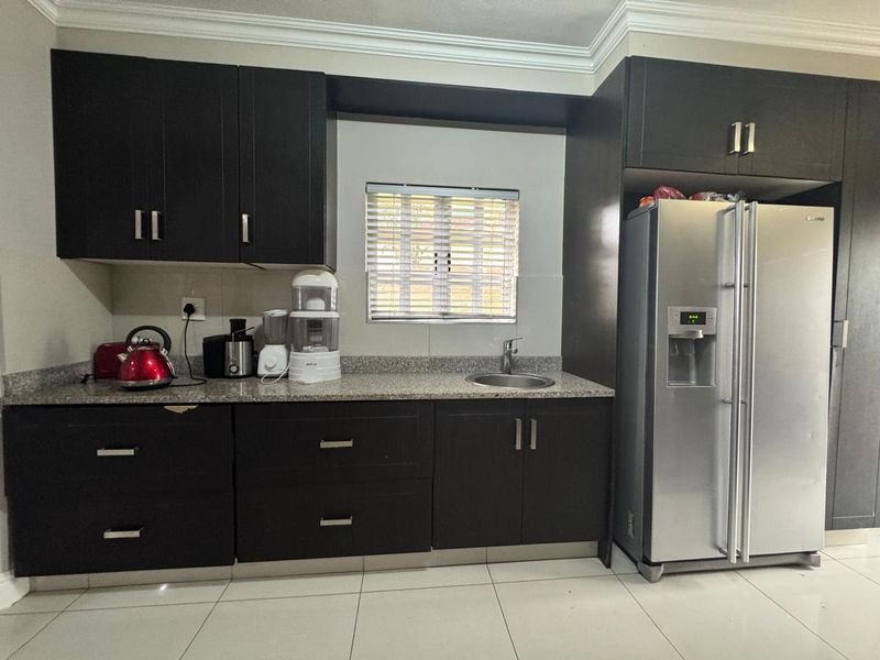 Spacious 3-Bedroom Home For Sale In Edgemount Estate. - Photo 2