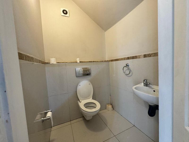 Spacious 3-Bedroom Home For Sale In Edgemount Estate. - Photo 9