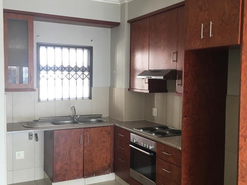 Prime property presents secure and spacious - Photo 5