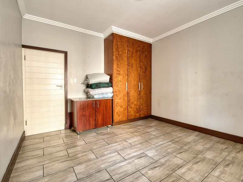 Prime property presents secure and spacious - Photo 10