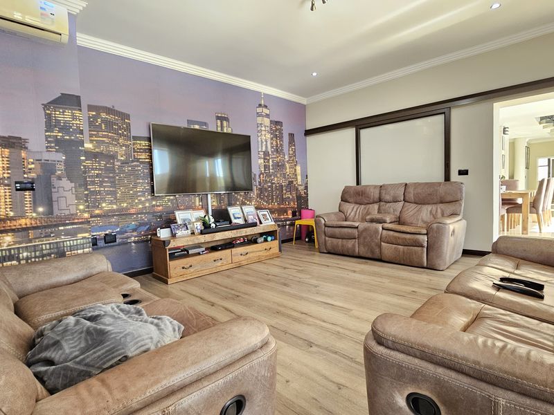 Luxurious 5-Bedroom Home for Sale in Izinga Park, Umhlanga - Photo 2