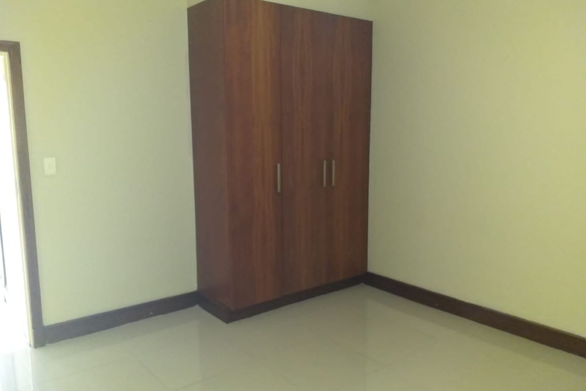 Prime property presents secure and spacious - Photo 5