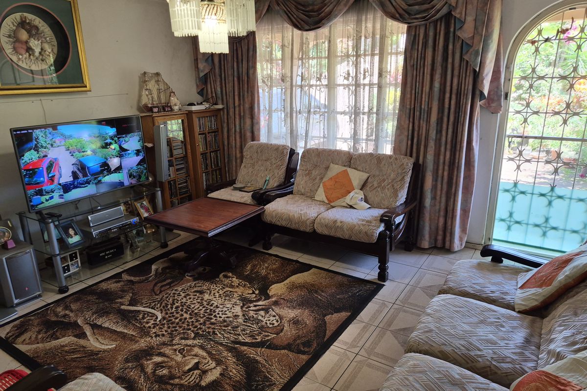 JUST LISTED ! FOR SALE - 3 BEDROOM FAMILY HOME IN WOODLANDS - Photo 2