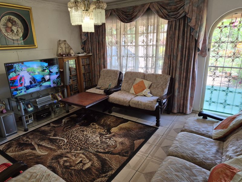 JUST LISTED ! FOR SALE - 3 BEDROOM FAMILY HOME IN WOODLANDS - Photo 2